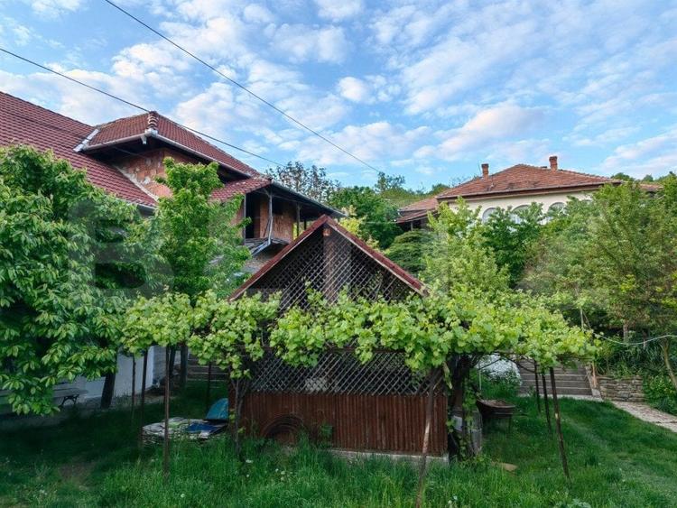 Casă individuală cu 5 camere cu Garaj în Șard