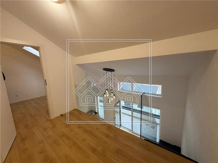 Penthouse cu 3 camere decomandat în Exterior Vest