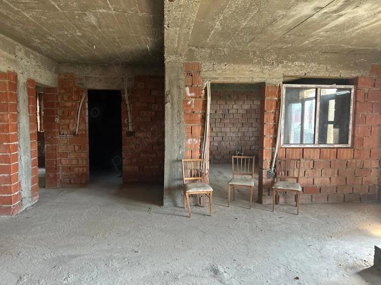 Casă cu 6 camere în Pietroasele