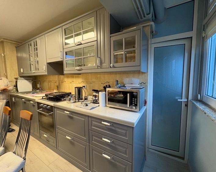 Apartament cu 4 camere decomandat, mobilat în Balada