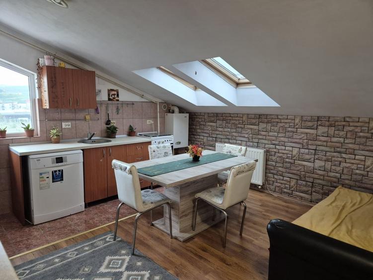 Apartament cu 3 camere semidecomandat, mobilat în Florești