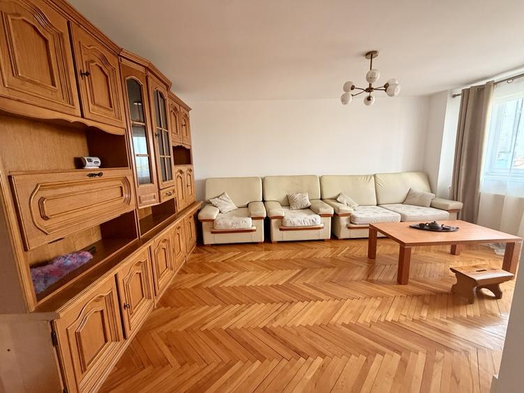 Apartament cu 3 camere decomandat, mobilat în Dacia