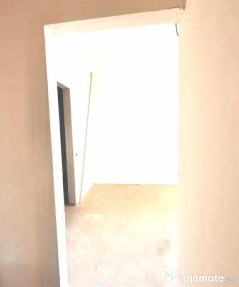 Apartament cu 4 camere decomandat în Florești