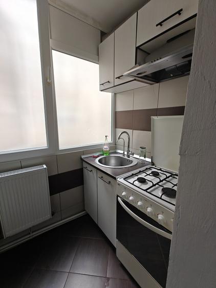 Apartament cu 2 camere semidecomandat în Craiovița Nouă
