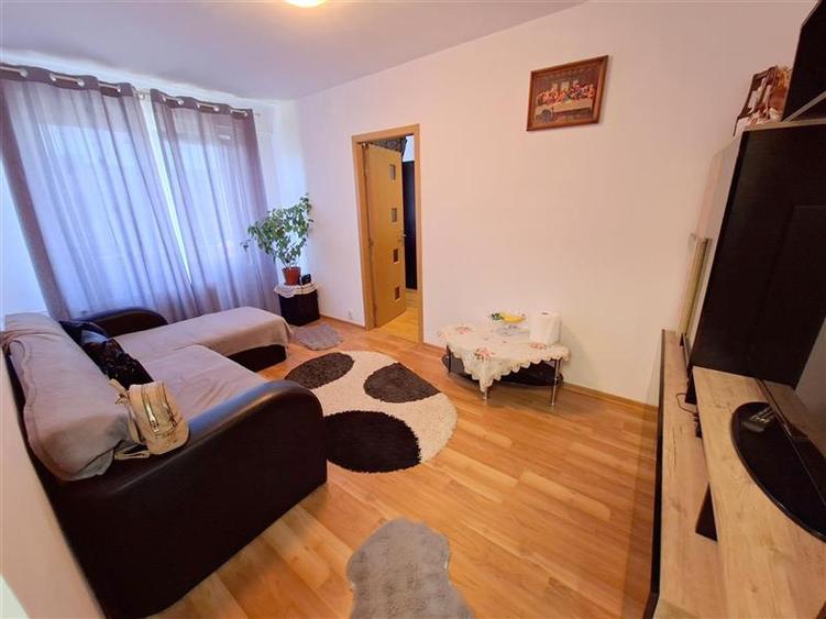 Apartament cu 3 camere nedecomandat în 9 Mai