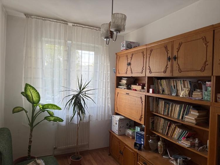 Apartament cu 4 camere semidecomandat în Astra