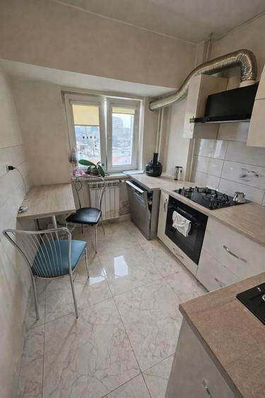 Apartament cu 3 camere decomandat, mobilat în P-ța Alba Iulia