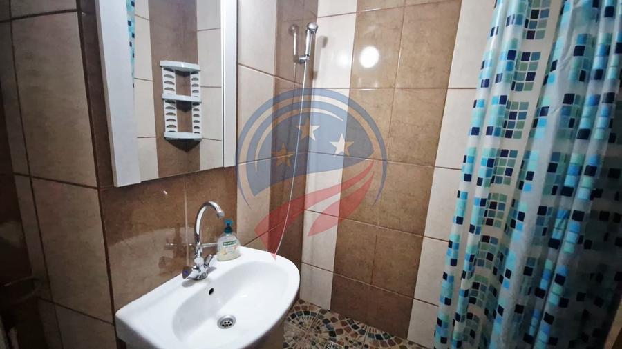 Apartament cu 3 camere semidecomandat, mobilat în Craiovița Nouă