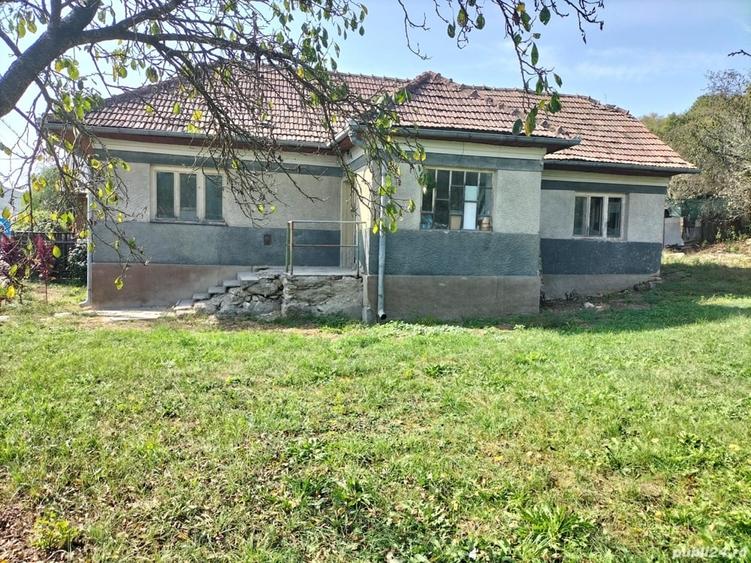 Casă cu 2 camere cu Teren 1300 Mp în Central