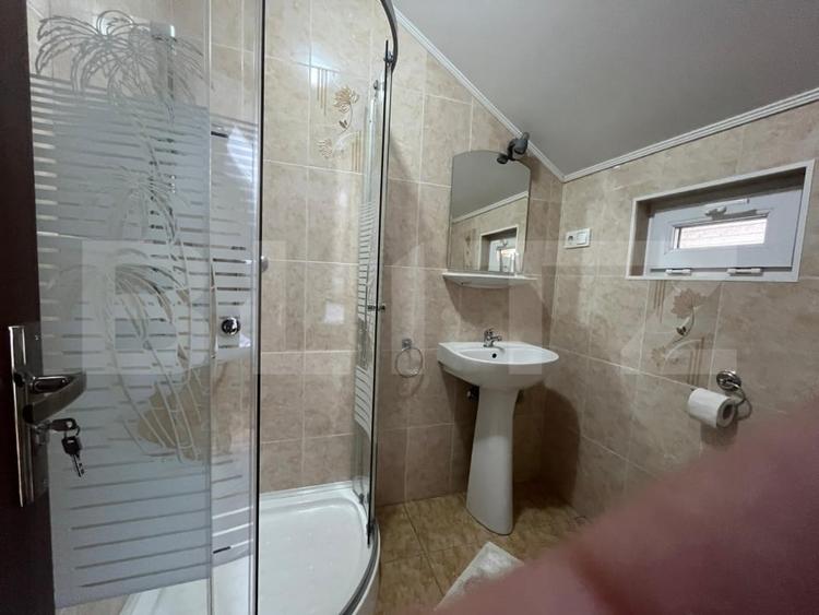 Casă individuală cu 10 camere cu Canalizare în Haieu
