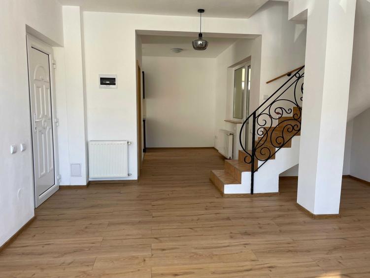 Casă cu 3 camere cu Teren 90 Mp în Noua