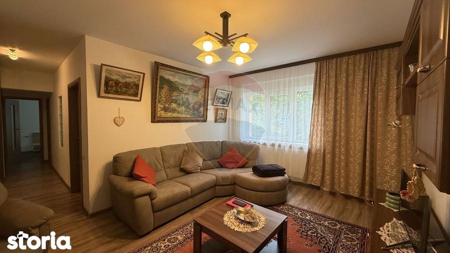 Apartament cu 3 camere semidecomandat, mobilat în Săsar
