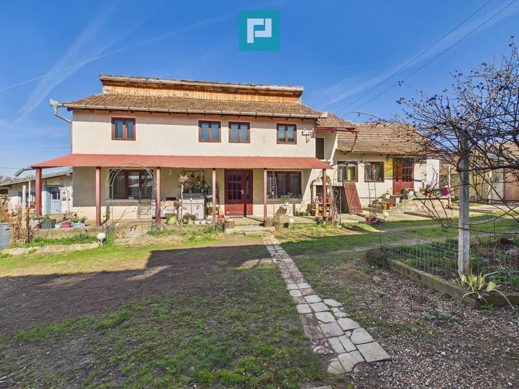 Casă individuală cu 6 camere cu Canalizare în Miniș