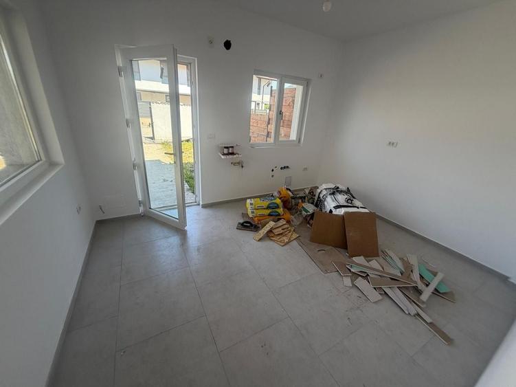 Duplex cu 5 camere cu Canalizare în Central