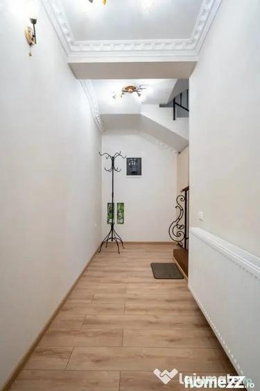 Casă cu 7 camere cu Teren 492 Mp în Central