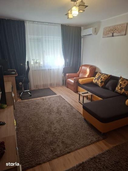 Apartament cu 3 camere decomandat în Craiovița Nouă
