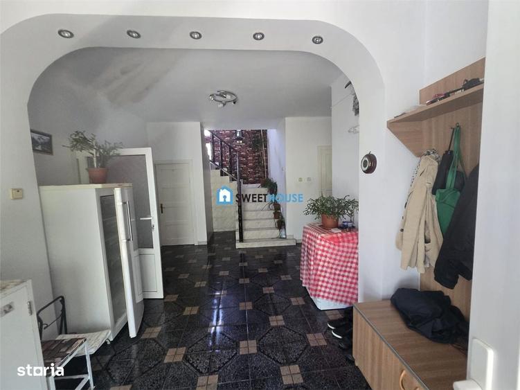 Casă cu 4 camere în Central
