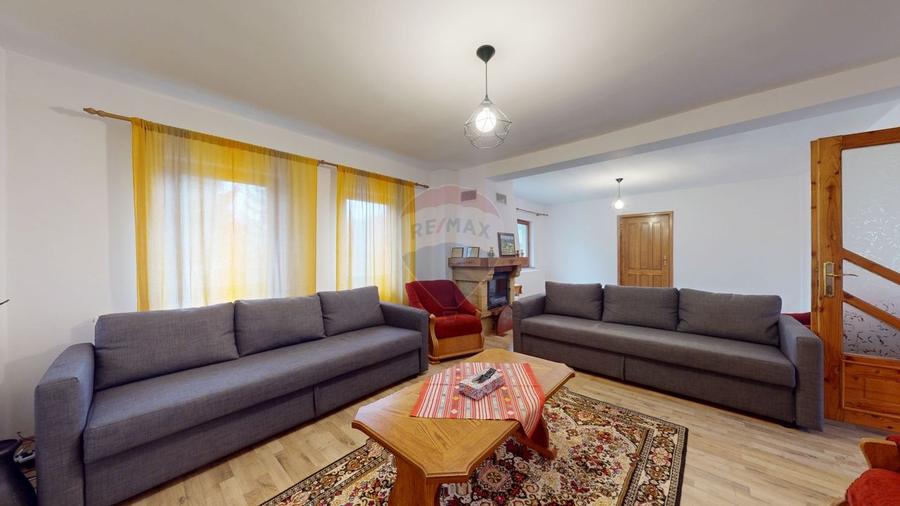 Casă cu 7 camere cu Teren 986 Mp în Plaiul Foii