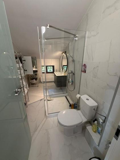 Casă individuală cu 9 camere cu Canalizare în Central