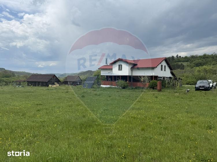 Casă cu 4 camere cu Teren 57600 Mp în Zimbor