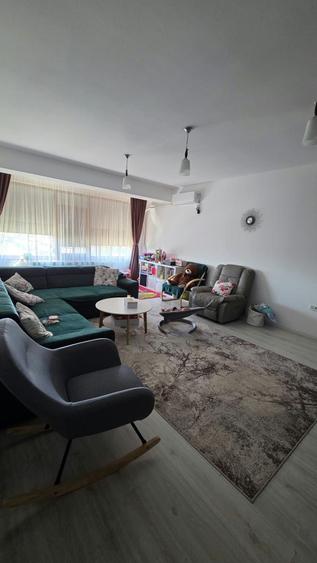 Apartament cu 3 camere semidecomandat în Central