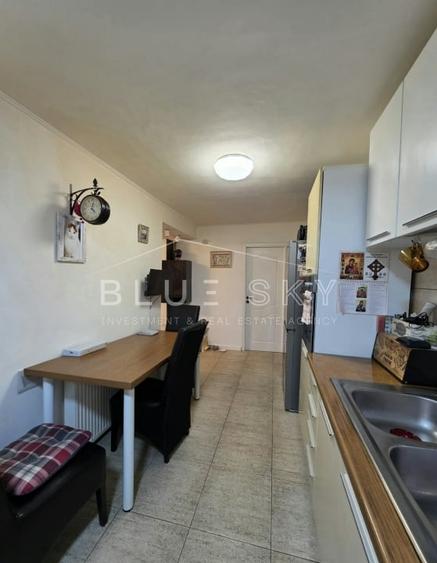 Apartament cu 3 camere decomandat, mobilat în Kamsas