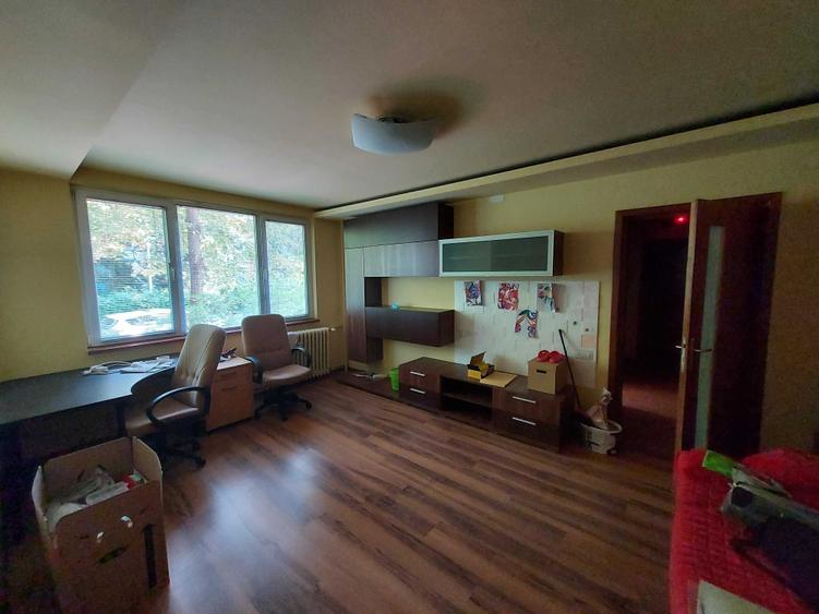 Apartament cu 3 camere semidecomandat în Tineretului
