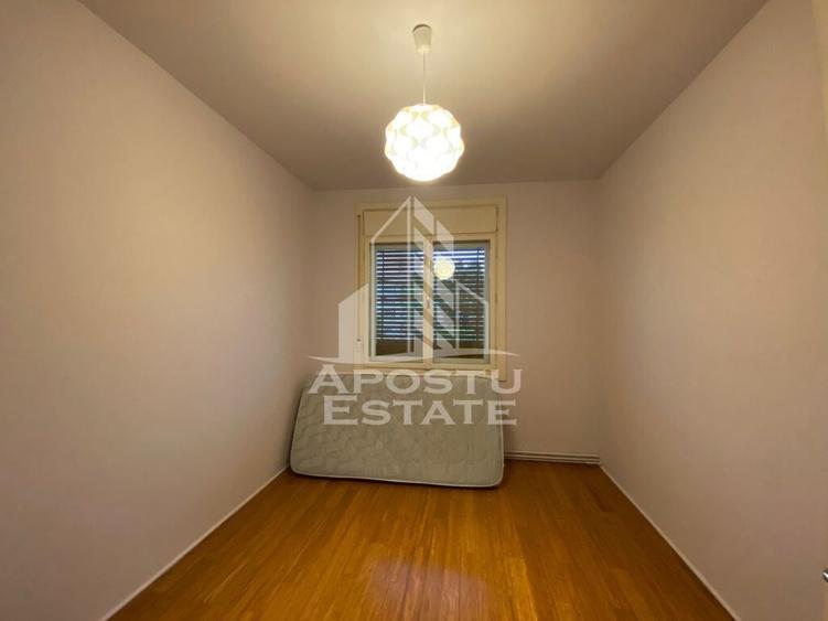 Apartament cu 4 camere decomandat, mobilat în Central