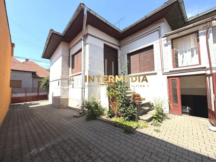 Casă individuală cu 6 camere cu Canalizare în Central
