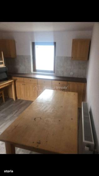 Casă cu 10 camere cu Teren 300 Mp în Cristian