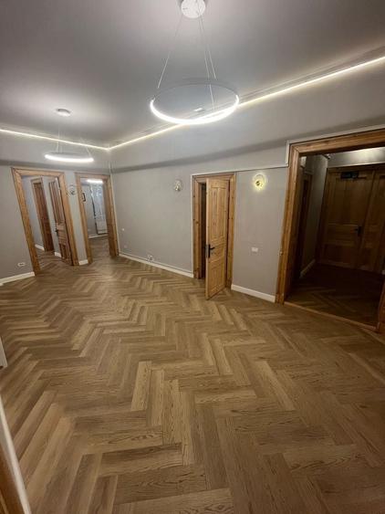 Apartament cu 5 camere decomandat în Peninsula