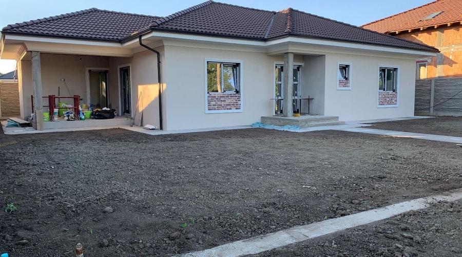 Casă individuală cu 4 camere cu Canalizare în Sânmihaiu Român