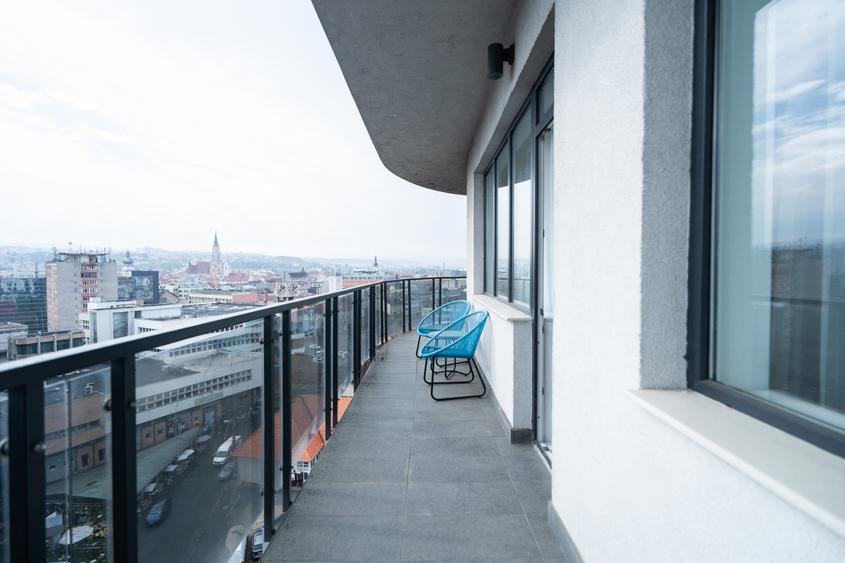 Apartament cu 3 camere semidecomandat, mobilat în P-ța Mihai Viteazul