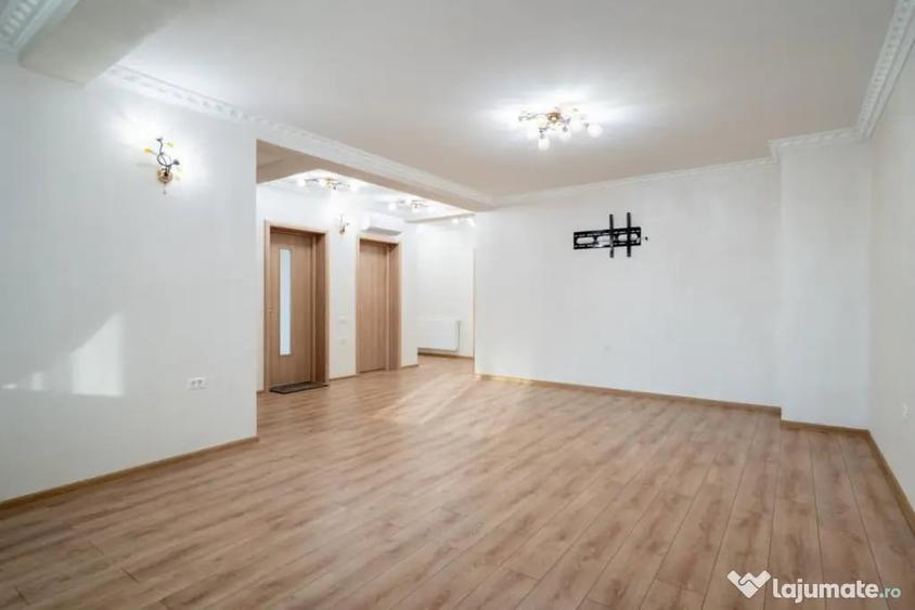 Casă cu 7 camere cu Teren 492 Mp în 1 Decembrie