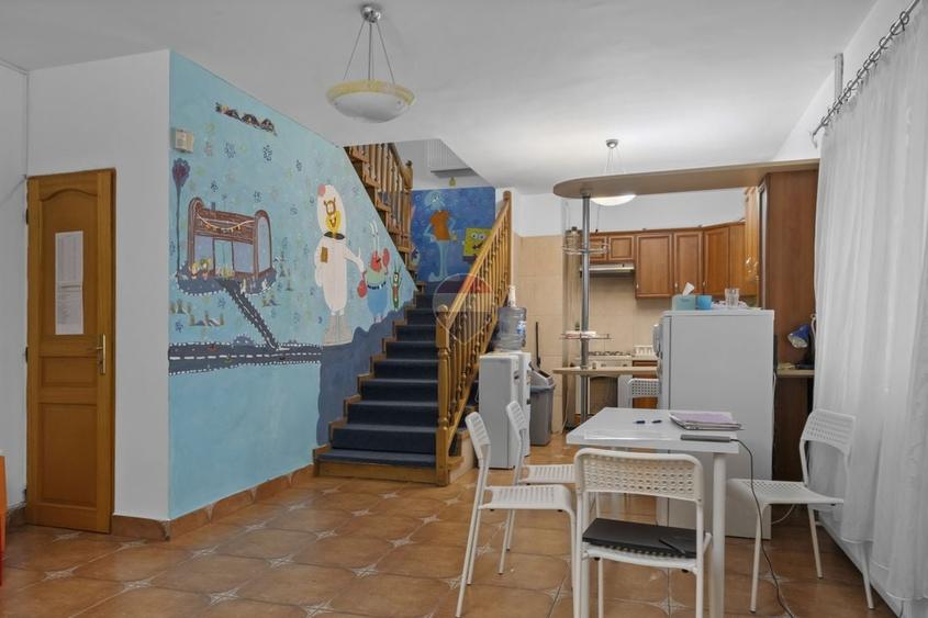 Casă individuală cu 8 camere cu Teren 300 Mp în 13 Septembrie