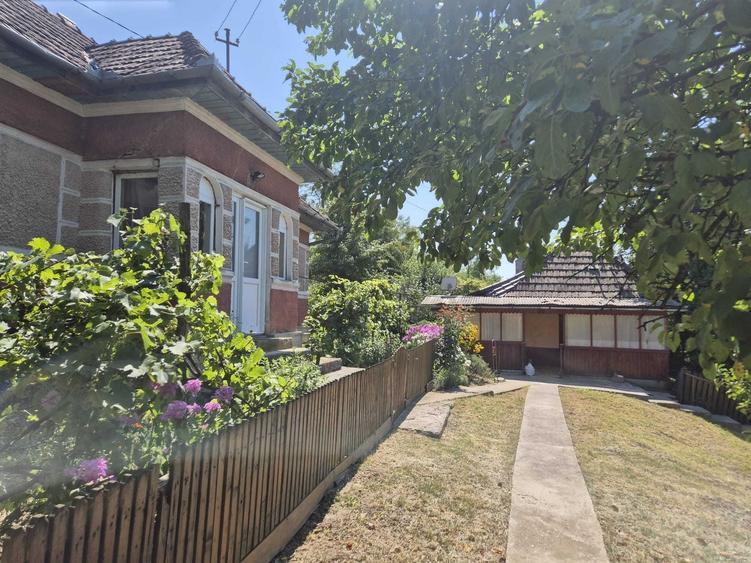 Casă cu 3 camere în Răzoare