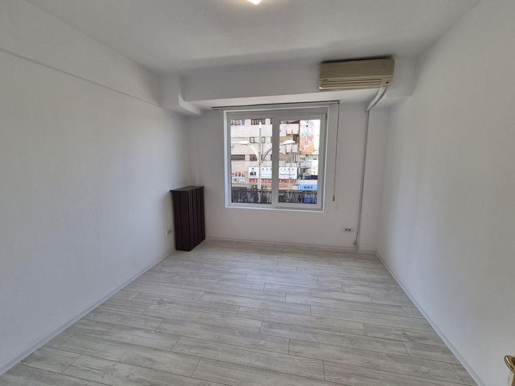 Apartament cu 3 camere decomandat în P-ța Romană