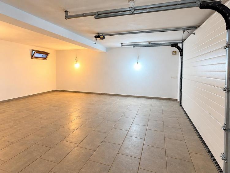 Casă individuală cu 4 camere cu Garaj în Periferie