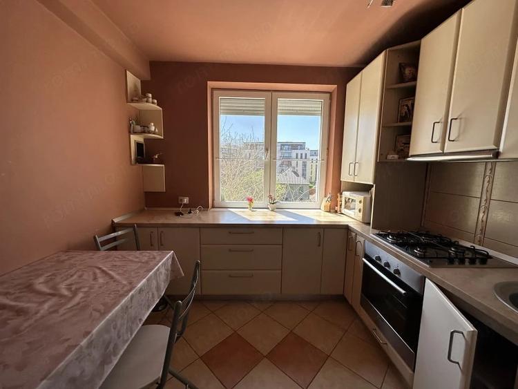 Apartament cu 3 camere decomandat în Central