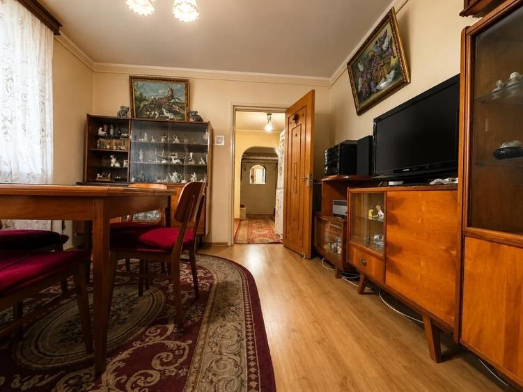 Apartament cu 3 camere semidecomandat în Berceni