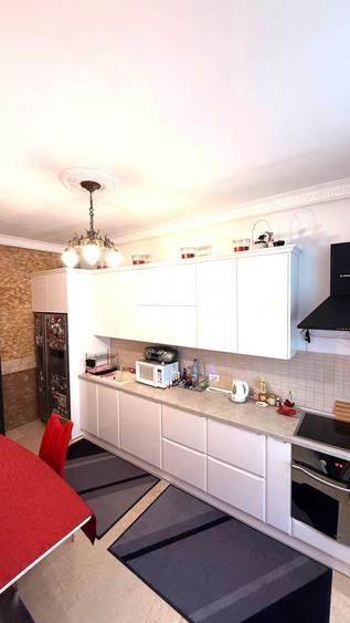 Apartament cu 3 camere semidecomandat, mobilat în Central