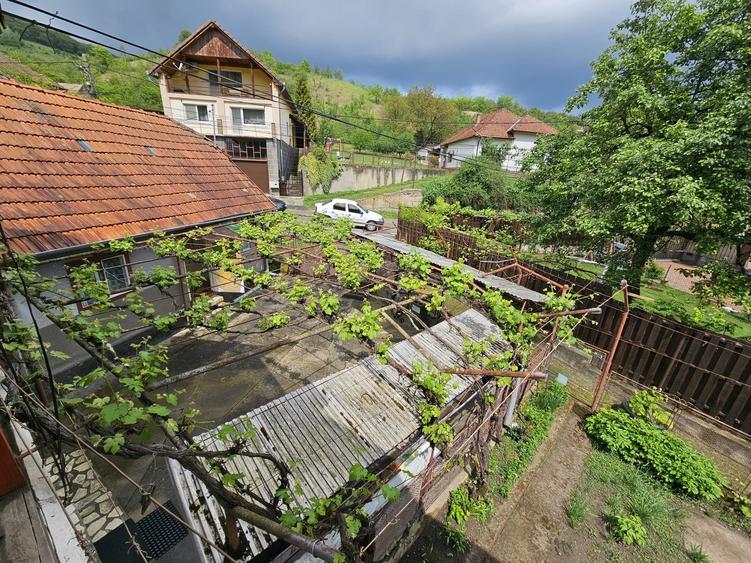 Casă cu 6 camere cu Teren 1800 Mp în Călugareni