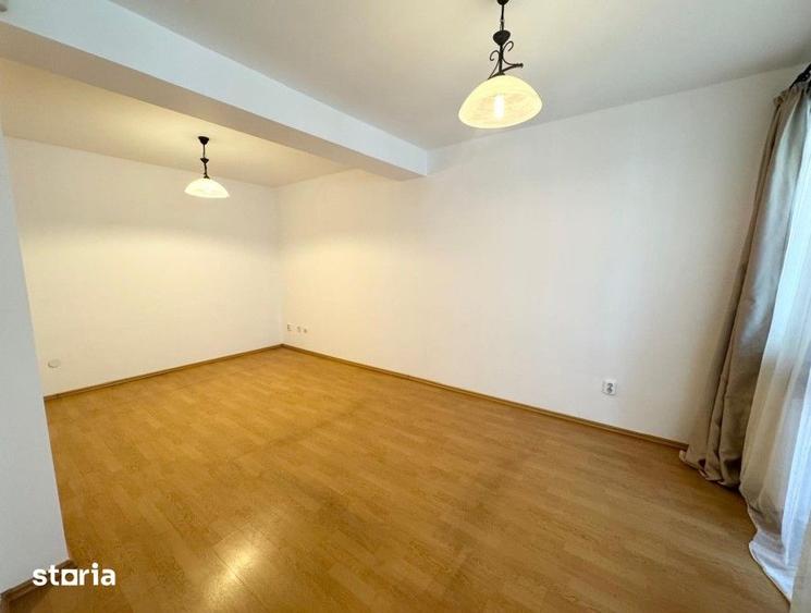 Casă cu 8 camere cu Teren 250 Mp în Tei