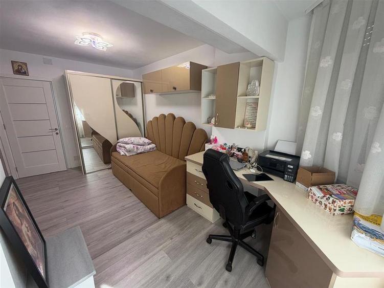 Apartament cu 3 camere decomandat în Valenta