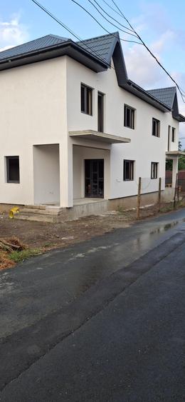 Casă cu 4 camere cu Canalizare în Nord-Est