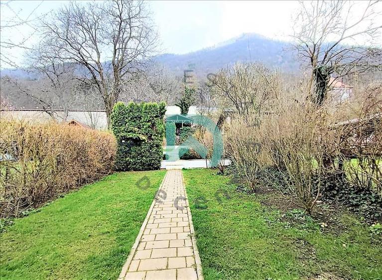 Casă individuală cu 10 camere cu Canalizare în Central