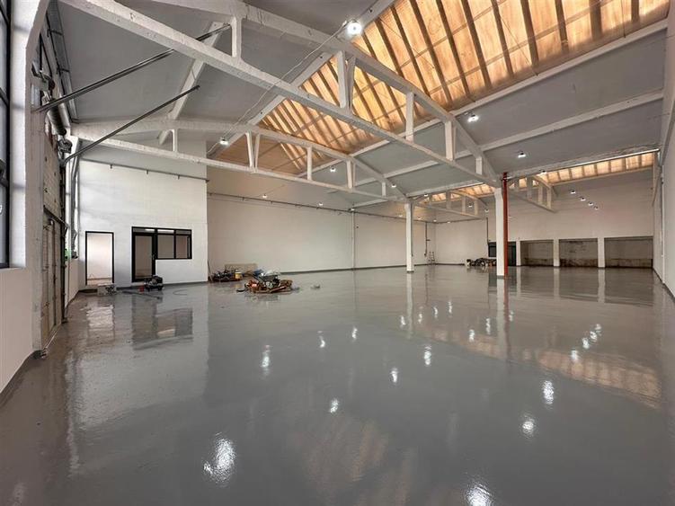 Spațiu comercial, de 2,000 mp, în Baza 3