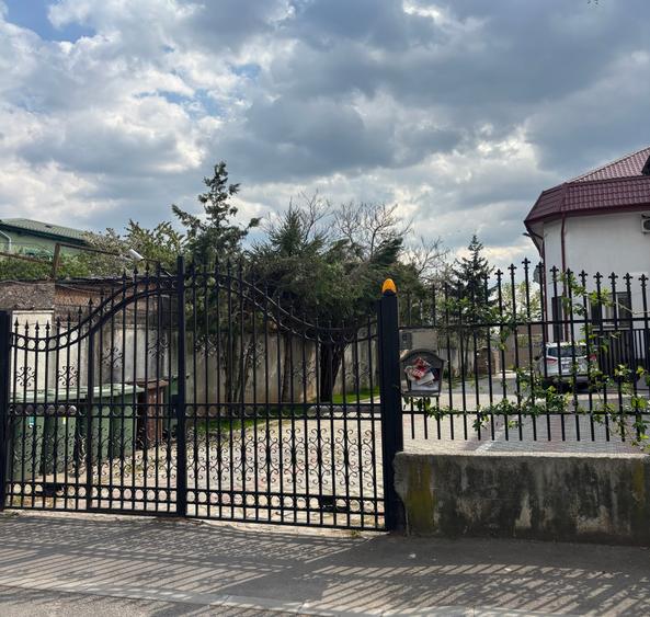 Casă individuală cu 12 camere cu Teren 520 Mp în Sisești