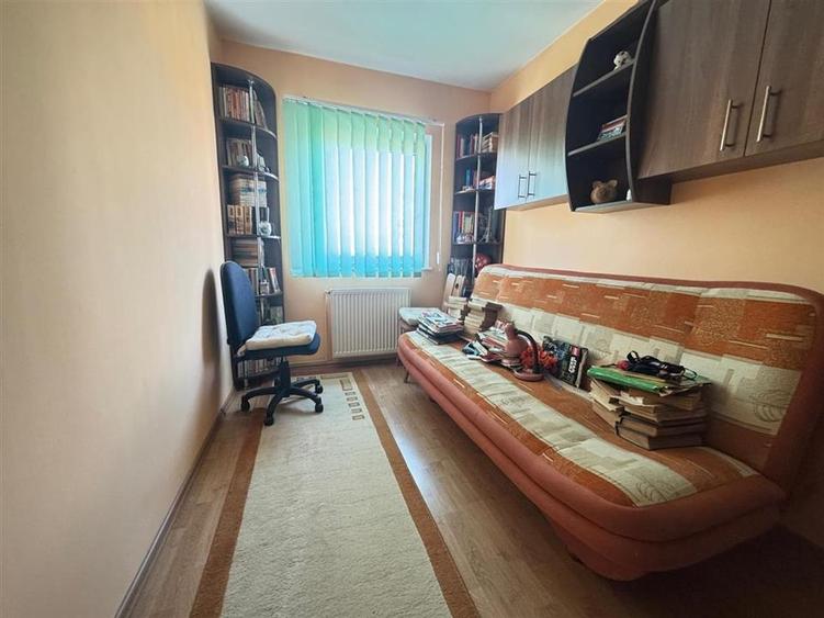 Apartament cu 3 camere decomandat, mobilat în Valea Aurie