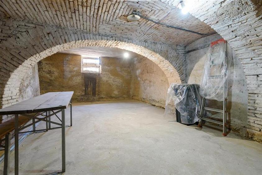 Potential, farmec si o pozitionare excelenta intr-o zona istorica a Brasovului - 13